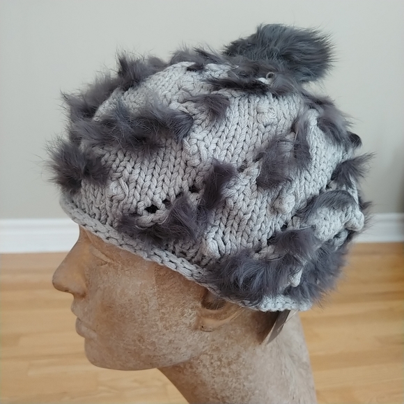 Gray Knit beret with fur detail & pom. NWT - Picture 3 of 5